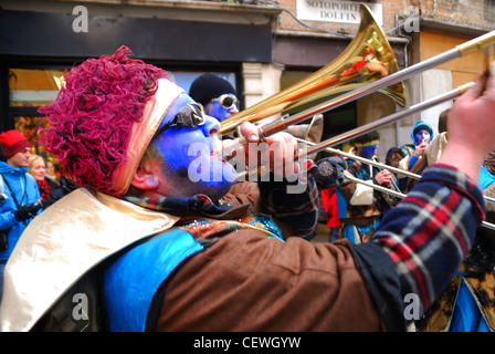 Des musiciens de rue au Carnaval de Venise 2012. Banque D'Images