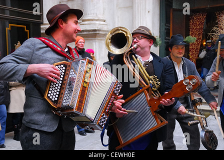 Des musiciens de rue au Carnaval de Venise 2012. Banque D'Images