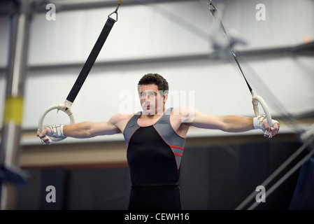 Gymnaste masculin sur les anneaux Banque D'Images