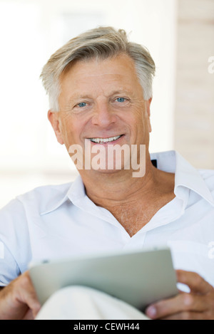 Man using digital tablet, portrait Banque D'Images