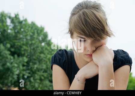 Jeune femme à la recherche vers le bas dans la pensée Banque D'Images