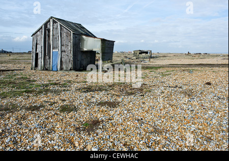 Vieille cabane en bois sur la plage de dormeur dans le Kent. Banque D'Images