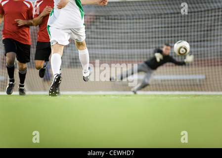 Joueur de foot ball tir au but, cropped Banque D'Images