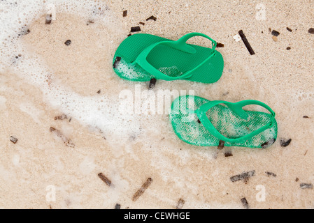 Sandales à gauche sur Beach Banque D'Images