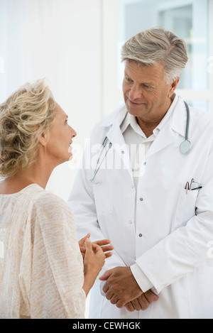 Doctor talking with patient Banque D'Images