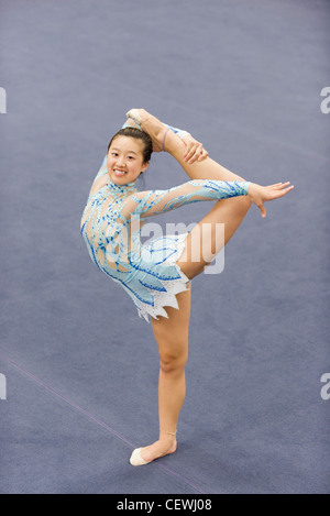 Femme gymnast étage affaires courantes Banque D'Images