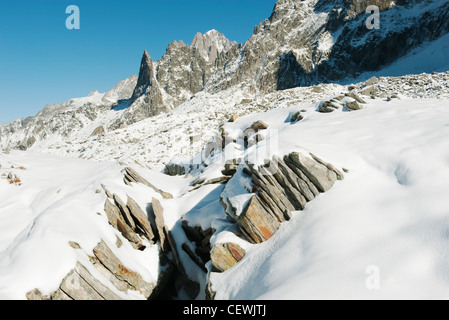 Les roches couvertes de neige et de montagnes Banque D'Images