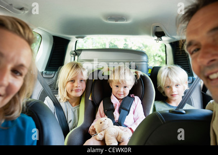 Famille en voiture, smiling at camera Banque D'Images