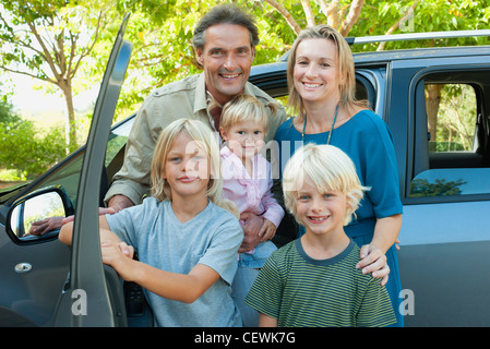 Family posing à côté de voiture, portrait Banque D'Images