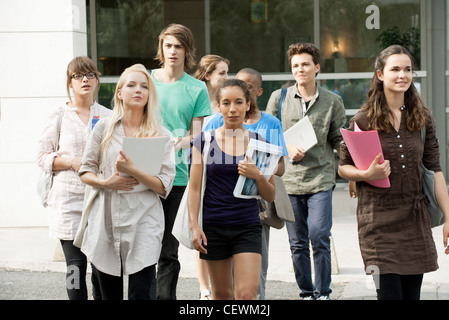 Les étudiants de l'université sur le campus à pied Banque D'Images