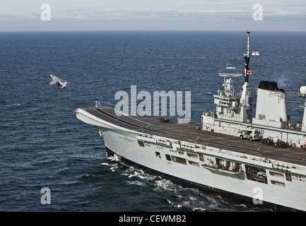 Porte-avions HMS Naval Illustrius avec Jets Harrier Banque D'Images