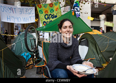 Laura Martin, manifestant campé à Occupy London OSLX, St Pauls Cathédrale, Londres. Banque D'Images