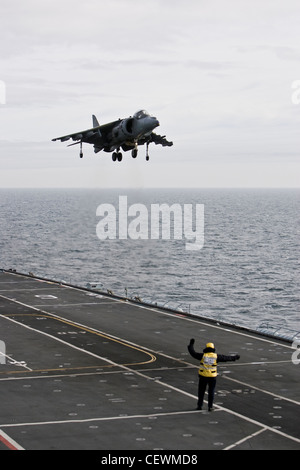 Porte-avions HMS Naval Illustrius avec Jets Harrier Banque D'Images