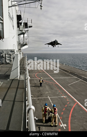 Porte-avions HMS Naval Illustrius avec Jets Harrier Banque D'Images