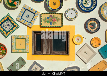 Les plaques peintes à la main traditionnelle portugaise la décoration extérieur d'un mur de céramique artisanale au cap saint-vincent à côté de la sagres point, sur ce qu'on appelle la côte vincentine (Costa Vicentina), une pointe dans la municipalité de Vila do Bispo, dans l'algarve, sud du Portugal. Banque D'Images