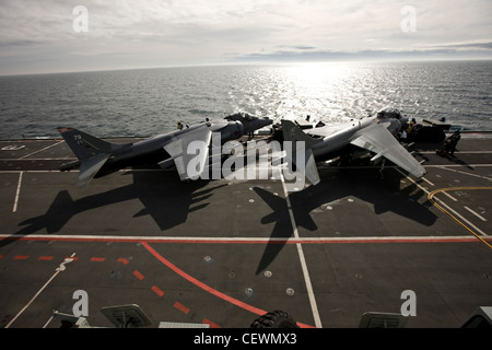 Jets Harrier sur le porte-avions HMS Illustrius naval Banque D'Images