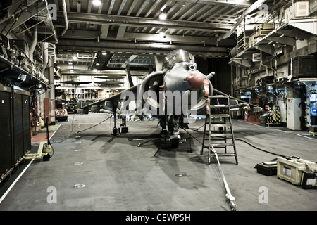 Jet Harrier dans la construction de porte-avions HMS Illustrius Banque D'Images