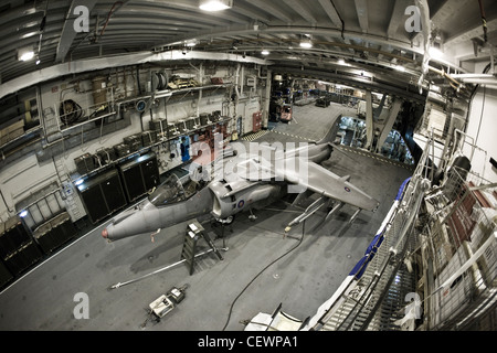 Jet Harrier dans la construction de porte-avions HMS Illustrius Banque D'Images