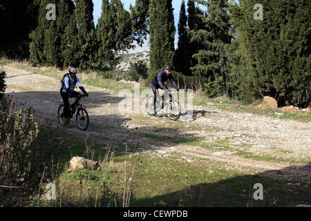 Grèce Athènes attique du vélo de montagne sur un chemin sur le mont Hymette Banque D'Images