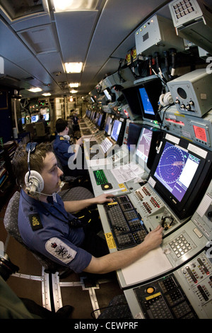 Les radars de navigation avec l'équipage sur les porte-avions HMS Illustrius Banque D'Images