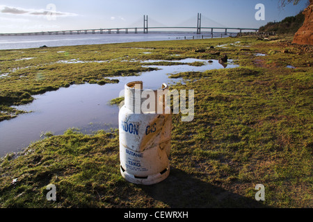 Bouteille de gaz butane rejetés rejetés sur le rivage de theRiver Severn près de Chepstow Banque D'Images