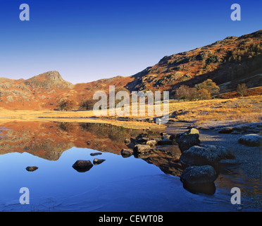 À la recherche de l'autre côté de la rive du Tarn Blea glacée vers le côté distinctif forme arrondie de Pike. Banque D'Images