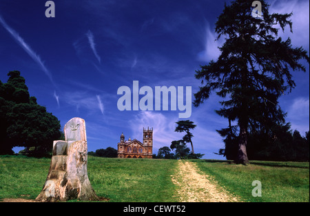 Une vue vers le temple gothique à Stowe Jardins. Banque D'Images