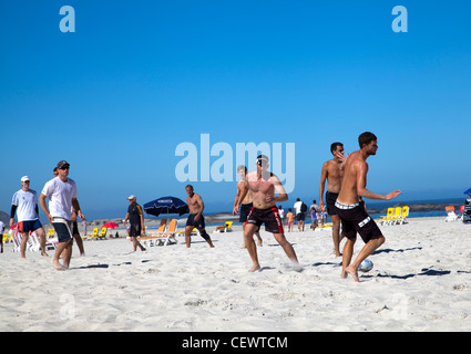 Jouer au Rugby sur la plage de Camps Bay - Cape Town Banque D'Images