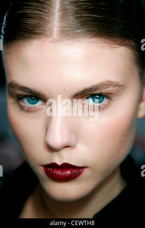 Paris Backstage Kenzo Automne Hiver Model wearing dark red lipstick Banque D'Images