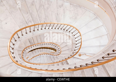 Escalier blanc. Escalier dans le palais polonais. Château Royal de Varsovie sur la Liste du patrimoine mondial - l'UNESCO. Banque D'Images