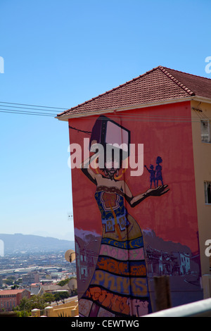 Murale peinte sur le côté du bâtiment dans Woodstock - Cape Town Banque D'Images