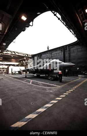 Jet Harrier dans la construction de porte-avions HMS Illustrius Banque D'Images