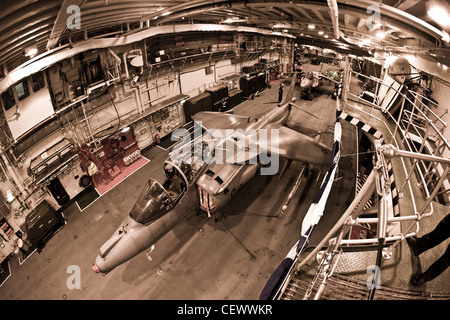 Jet Harrier dans la construction de porte-avions HMS Illustrius Banque D'Images