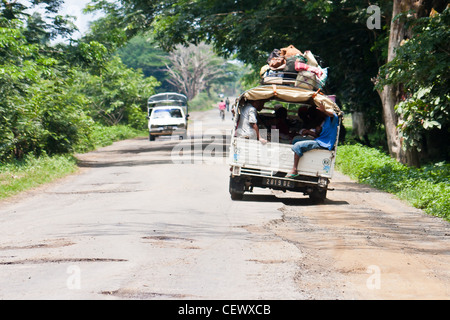 Partager taxi sur la route d'Ankify, au nord de Madagascar Banque D'Images