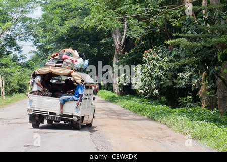 Partager taxi sur la route d'Ankify, au nord de Madagascar Banque D'Images