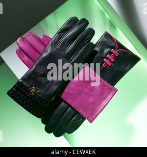 Gants en cuir noir et rose studio Still Life Banque D'Images