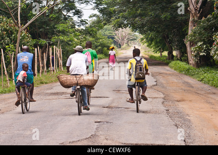 Les Sakalava sur la route d'Ankify, Madagascar Banque D'Images