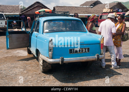 Vieille voiture à Ankify, nord de Madagascar Banque D'Images