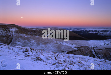 Une aube du ciel sur un couvert de neige Craig Y Fan Ddu près de Merthyr Tydfil. Banque D'Images