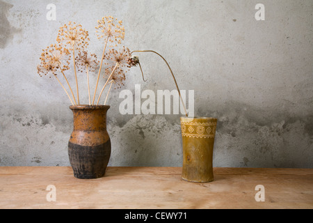 Deux vases avec couleurs à sec sur une table en bois Banque D'Images