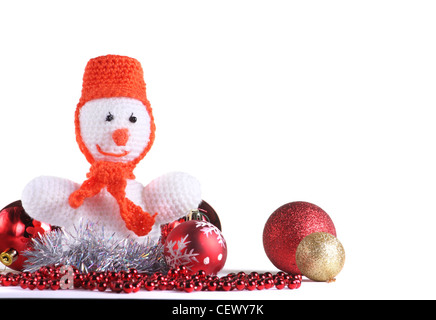 Bonhomme de neige blanc avec noël jouets fabriqués à partir de filets en fond blanc Banque D'Images