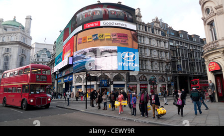 Les consommateurs et nombre 9 bus à impériale de Londres aux feux de circulation Piccadilly Circus London England UK KATHY DEWITT Banque D'Images