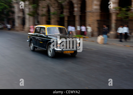 Un excès de taxi à travers les rues de Mumbai, Inde Banque D'Images