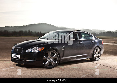 JAGUAR XF berline 4 portes stationnée sur airstrip Banque D'Images