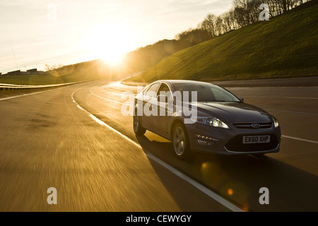 Ford Mondeo sur route, la lumière du soleil Banque D'Images