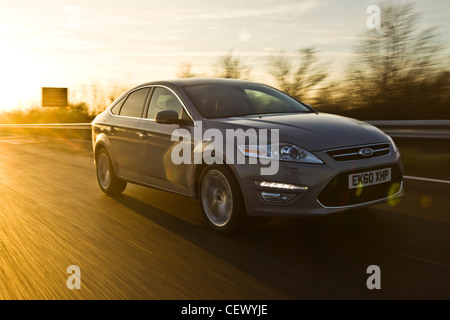 Ford Mondeo sur route, la lumière du soleil Banque D'Images