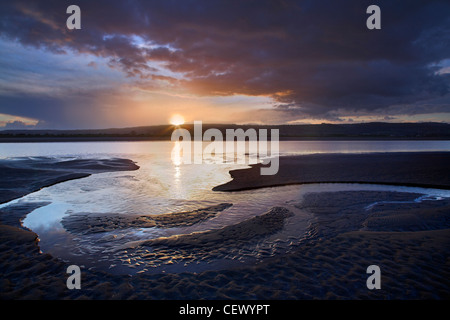 Coucher de soleil sur les vasières de la rivière Severn au coucher du soleil. Banque D'Images