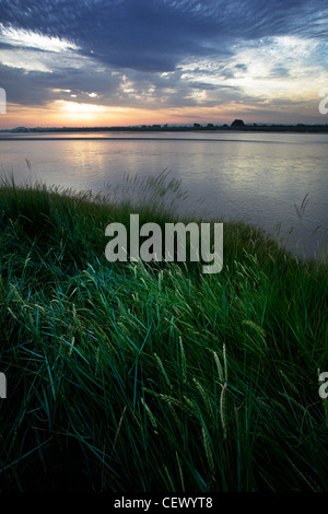 Lever du soleil sur la rivière Severn à Newnham. Banque D'Images