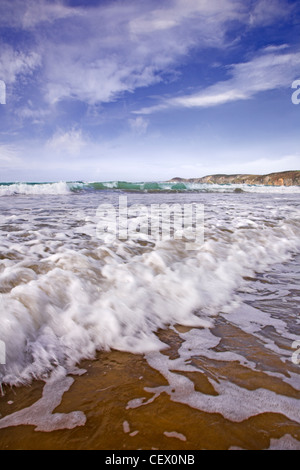 Vagues roulant sur la plage Newgale. Banque D'Images