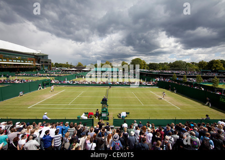 Vue générale de l'extérieur d'un tribunal sur les Championnats de tennis de Wimbledon Banque D'Images